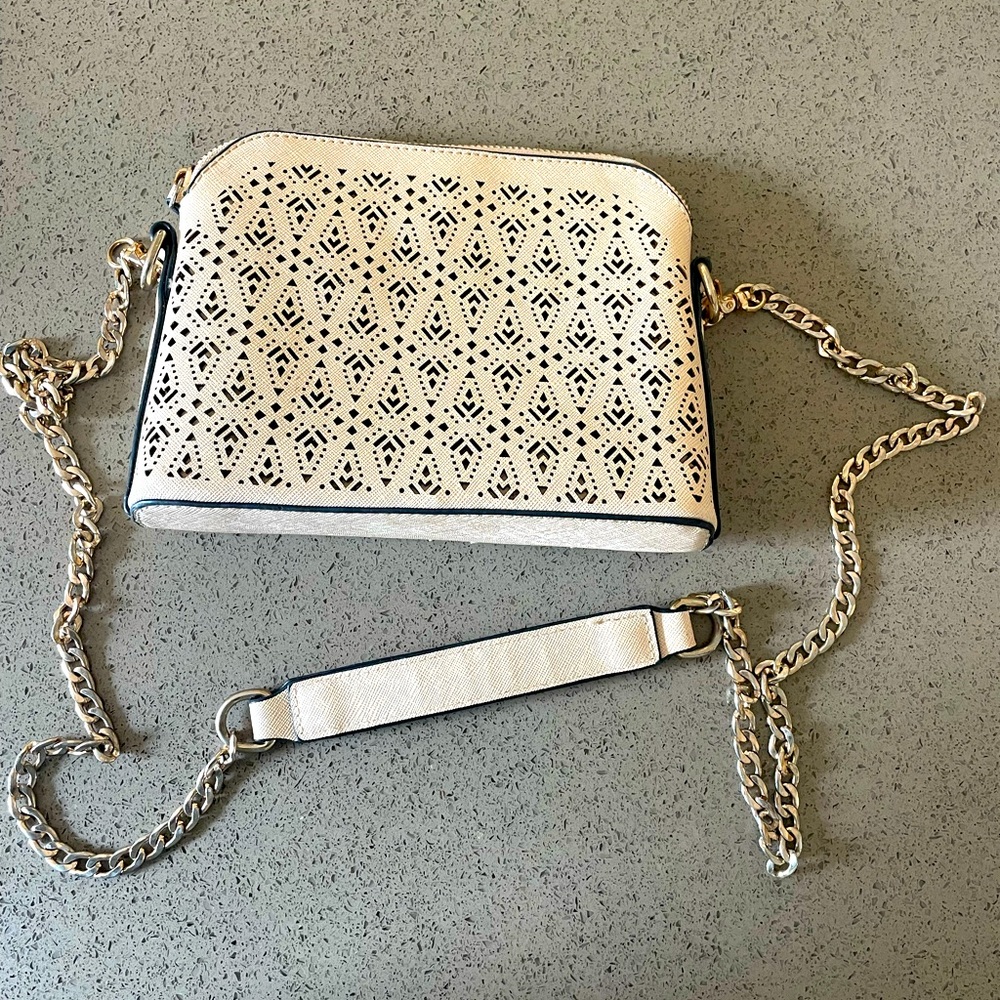 Francesca’s cream cut out purse | gently used